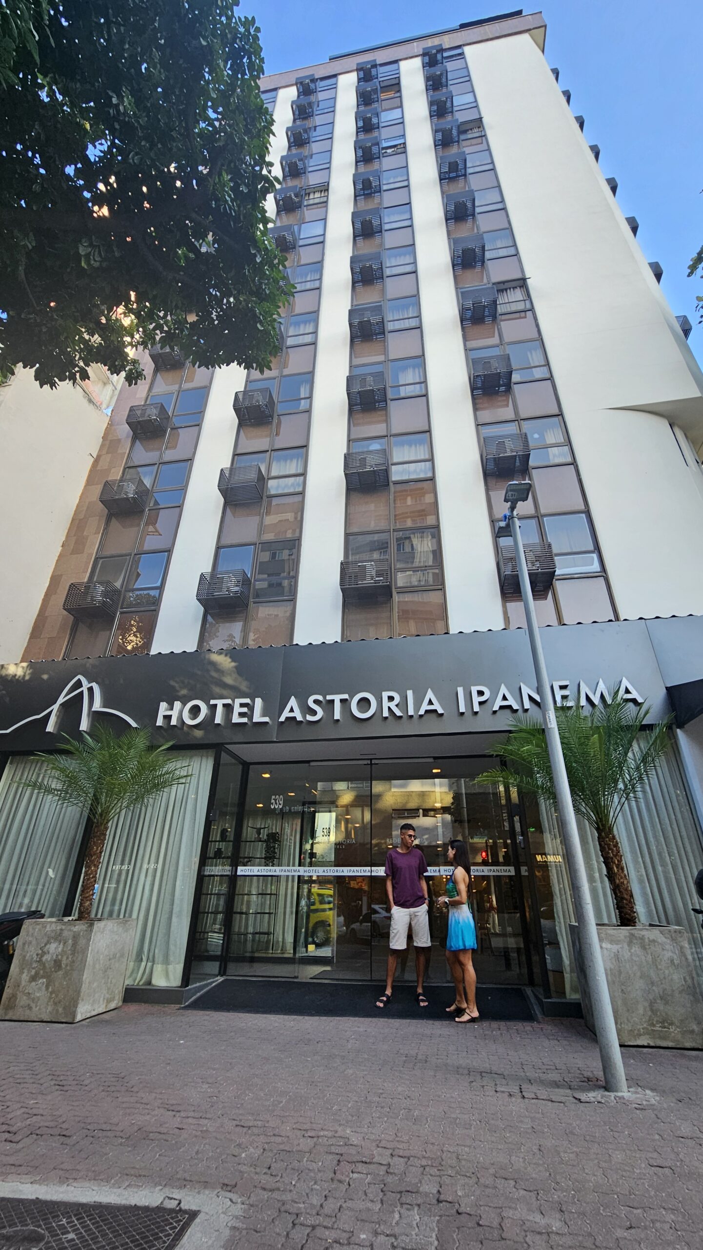 Área comum do Astoria Ipanema com decoração contemporânea